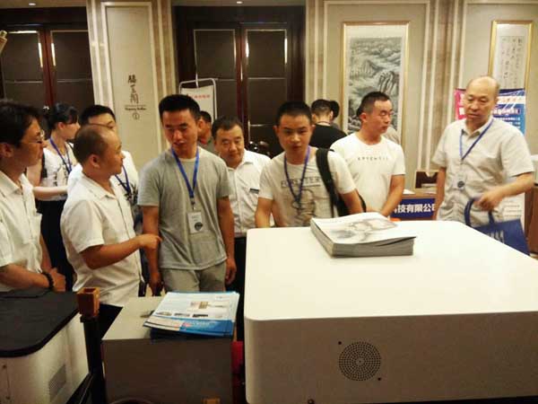 直讀光譜儀產(chǎn)品一出場就吸引了眾多鑄造行業(yè)專家的目光。